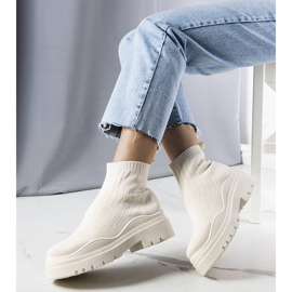 BM Cali čizme bež čarape 1