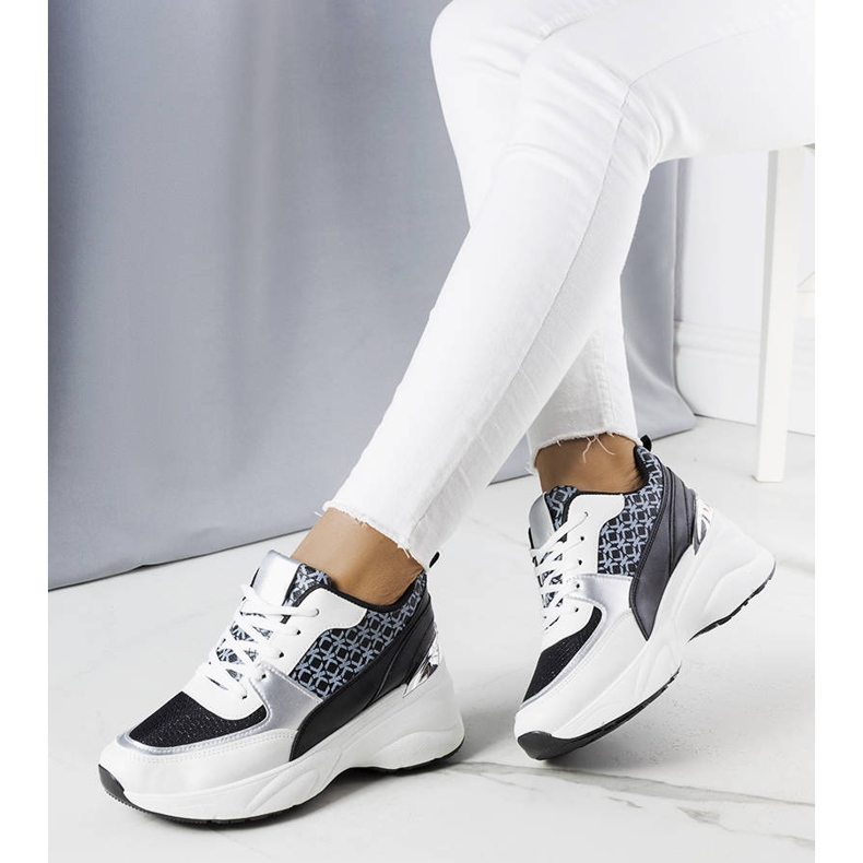 Crne tenisice ukrašene monogramom Lora crno 1