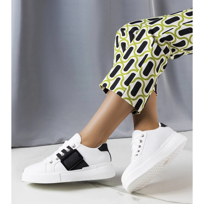 Bijele tenisice ukrašene crnom Erin kopčom bijela 1