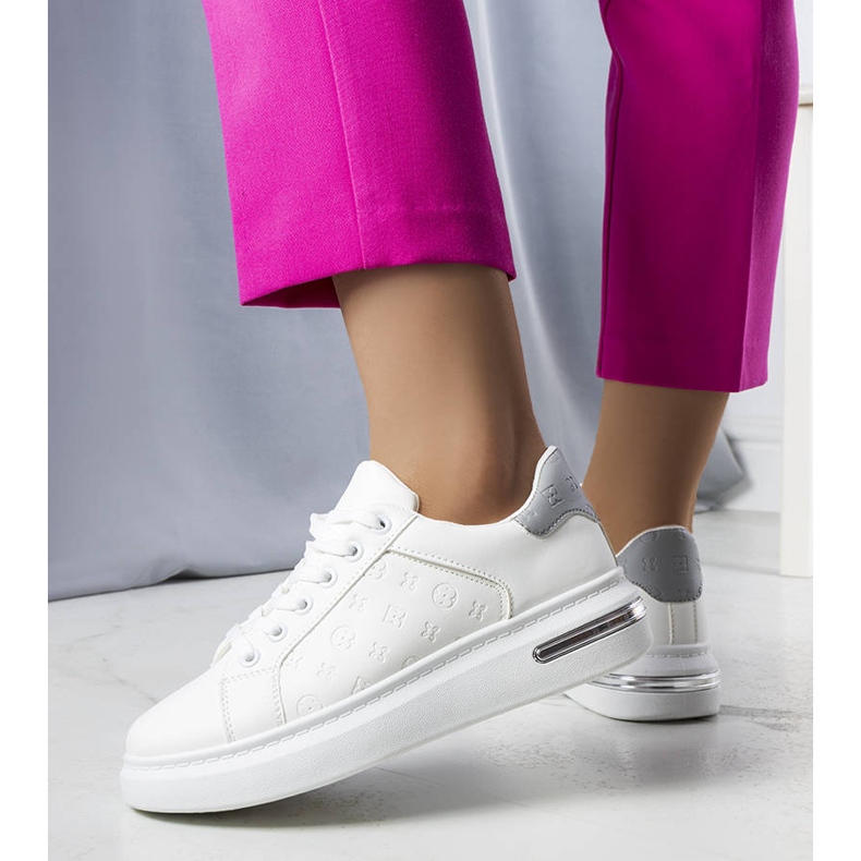 Bijele tenisice s visokim potplatom marke Tasha bijela 1