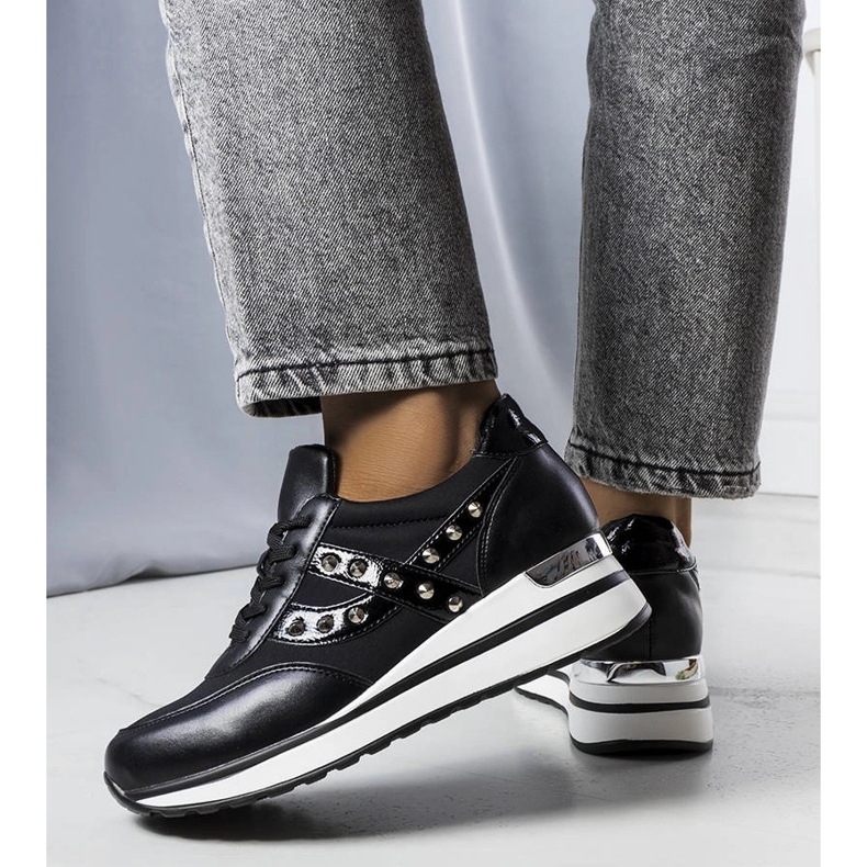 Crne tenisice s debelim potplatom marke Mely crna 1