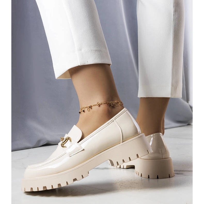 Bež lakirane cipele iz Simarda 1