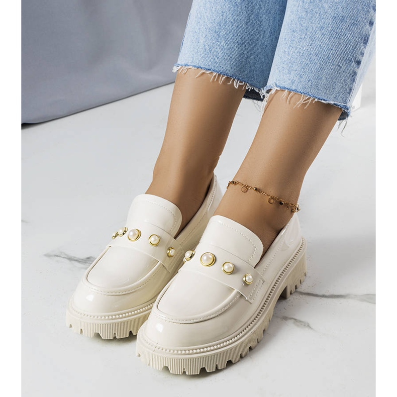 Bež lakirane cipele sa Serlait biserima 1