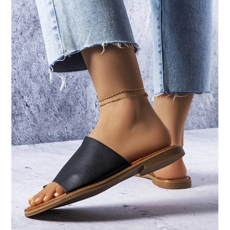 Crne papuče s nepravilnim gornjištem od Latourelle crno 1