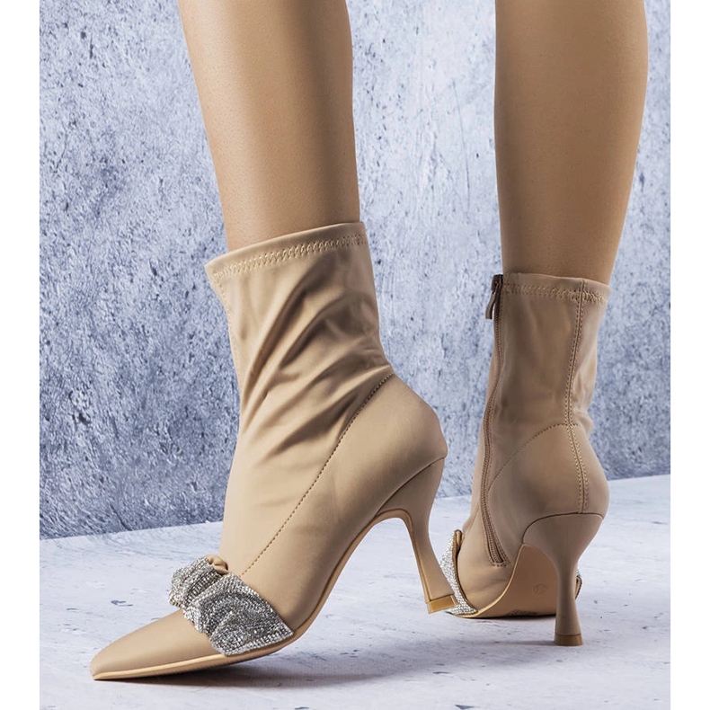 Bež čizme ukrašene kamenčićima iz Caissea 1