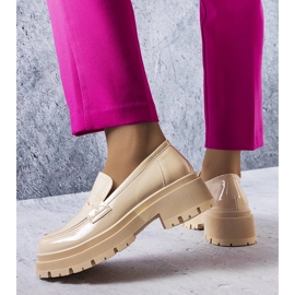 Lakirane bež cipele iz Phaneufa 1