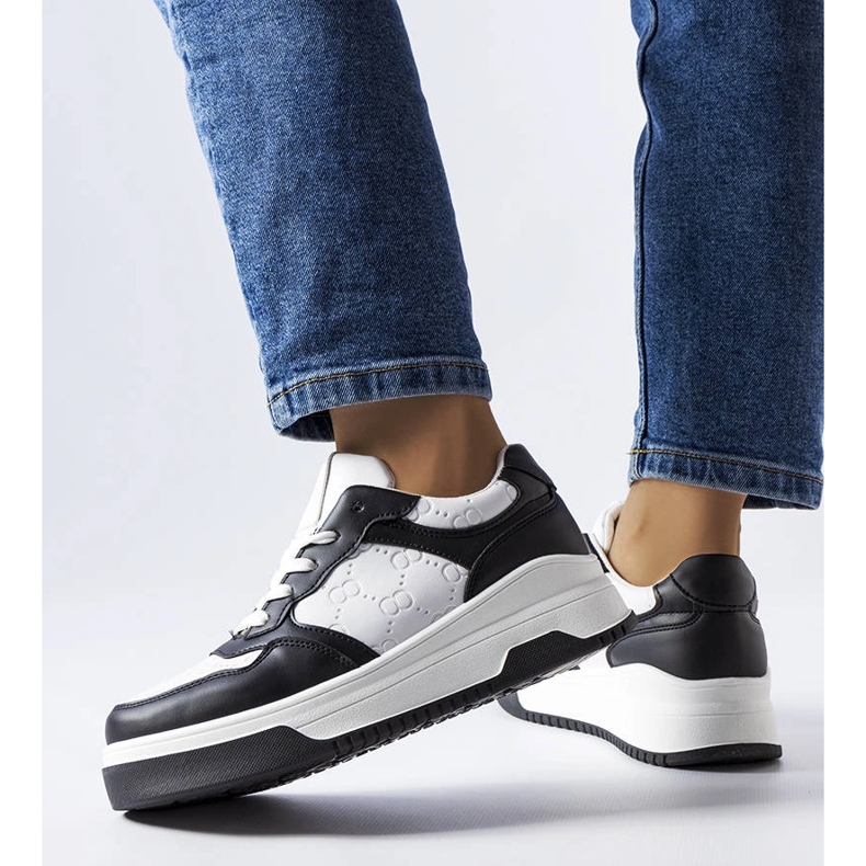 Crne tenisice ukrašene Paré reljefom crno 1