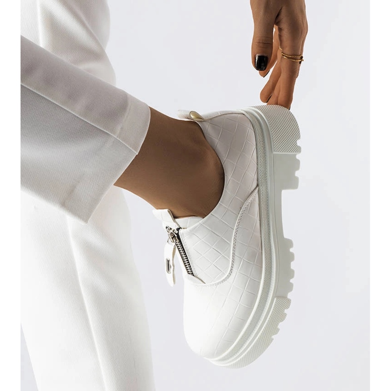 Bijeli brogovi ukrašeni Travers reljefom bijela 1