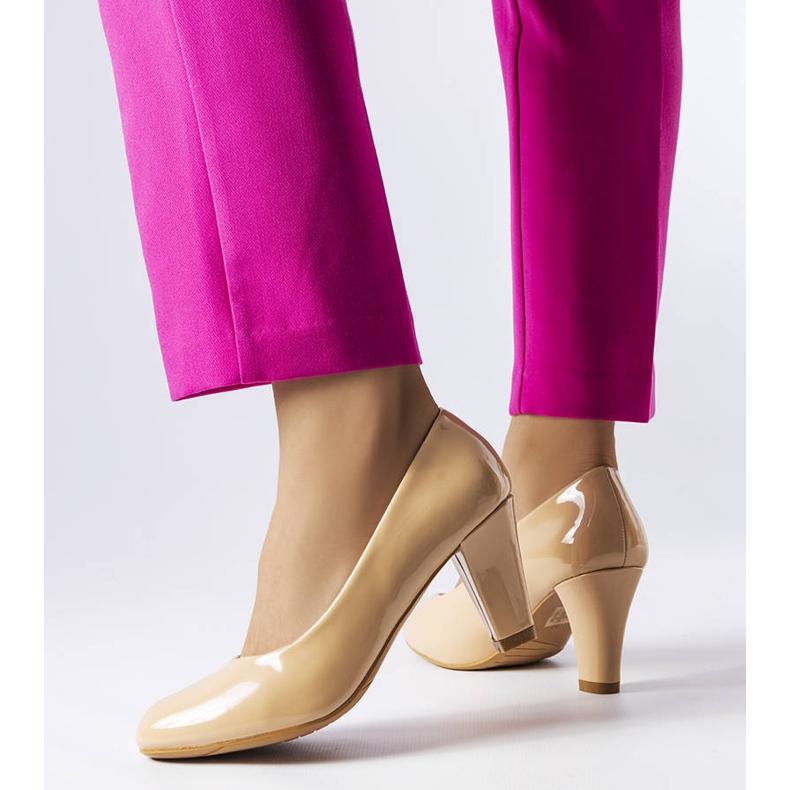 BM Bež lakirane cipele od Burketta 1