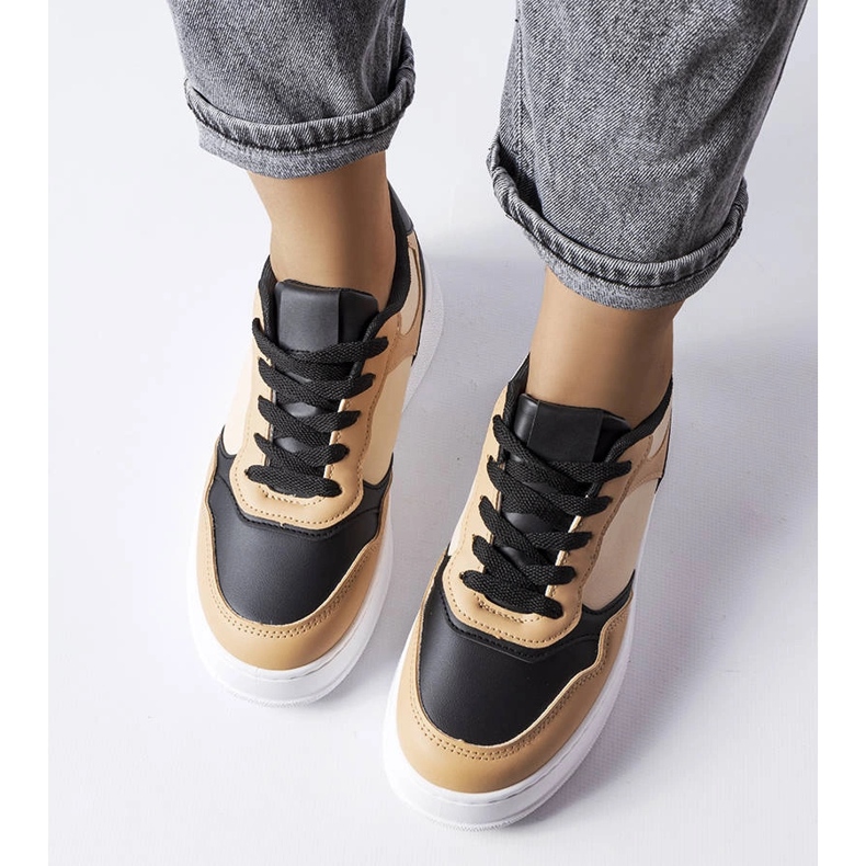 Crno-bež čizme s debljim potplatom marke Baron 1