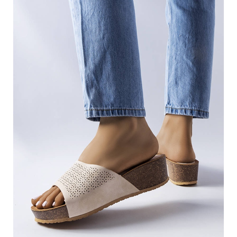 Bež sandale s otvorenim klinovima marke Bourque 1