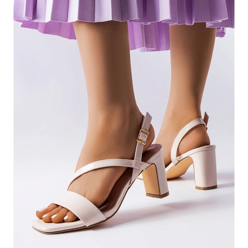 Beaulac lakirane sandale u bež boji 1