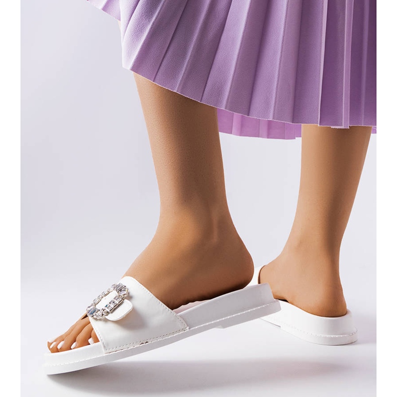 Bijeli slajderi ukrašeni Griegsvei kamenčićima bijela 1