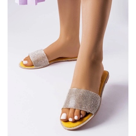 Žuti slajderi ukrašeni Guilmette kamenčićima žuta boja 1