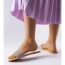 Žuti slajderi ukrašeni Guilmette kamenčićima žuta boja 2