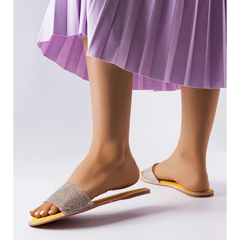 Žuti slajderi ukrašeni Guilmette kamenčićima žuta boja 2