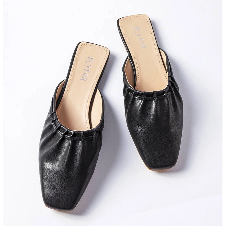 Crne sandale s naborima iz Aasiaata crno 1