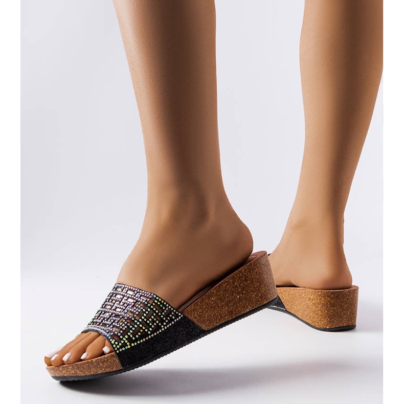 Crne sandale na klin od Elithe crno 1