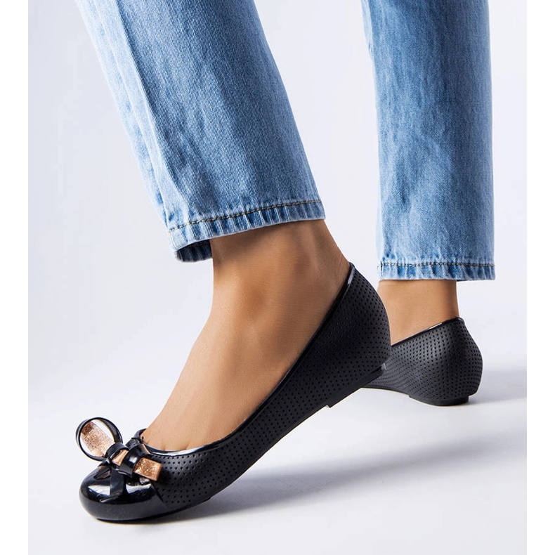 Crne balerinke ukrašene Harlingen mašnom crno 1