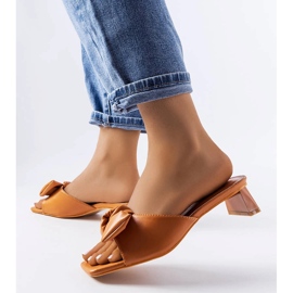 Smeđe sandale na petu s hrastovom mašnom smeđa 2