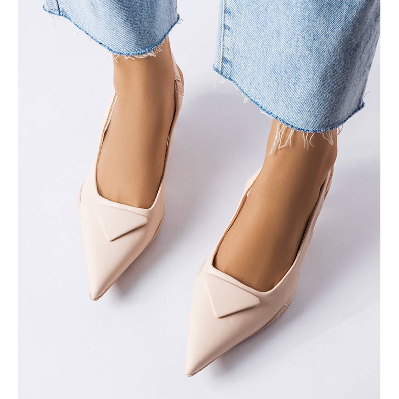 Bež sandale na nisku petu iz Gougeona 1