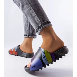 Crne tobogane s gazištem i printom crna 2