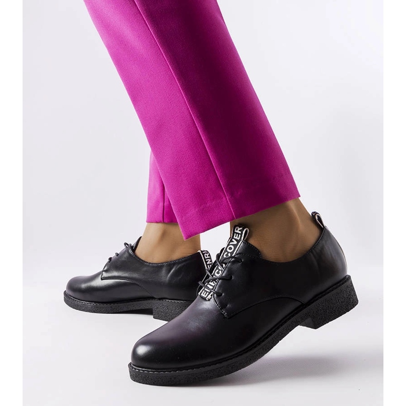 Crne brogove na vezanje iz Edmontona crno 1