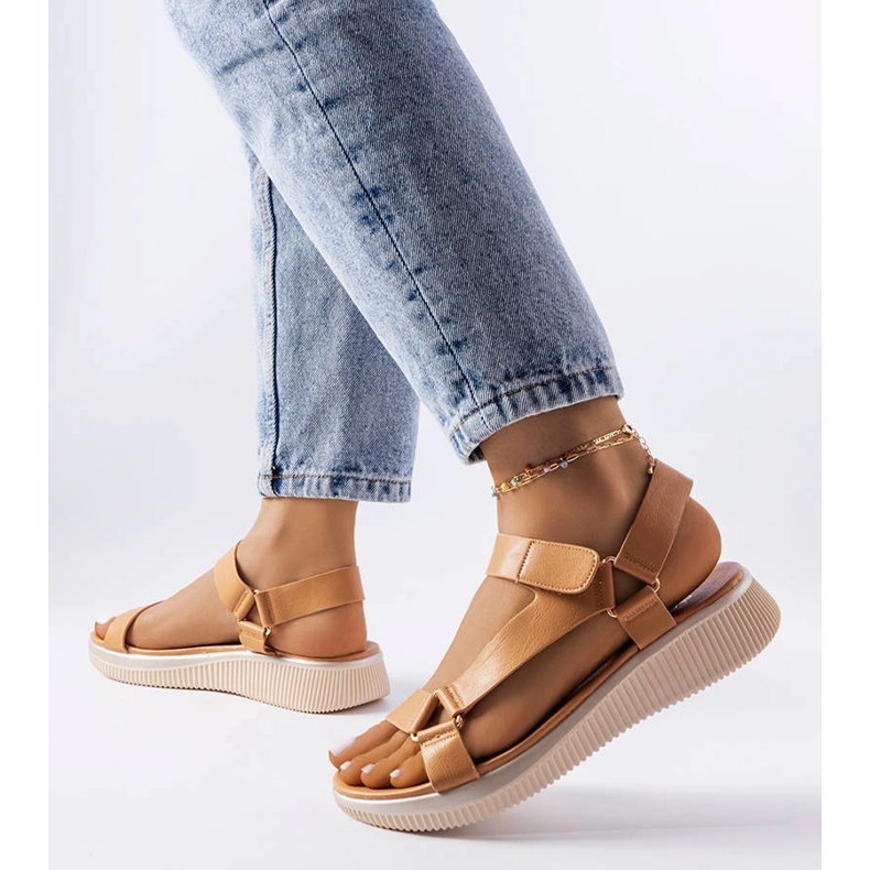 Bež sportske sandale marke Heron 1