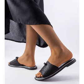 Crne metalik sandale s biserima iz Frederija crno 2