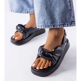 Crne sandale na klin od Clarice crna 1