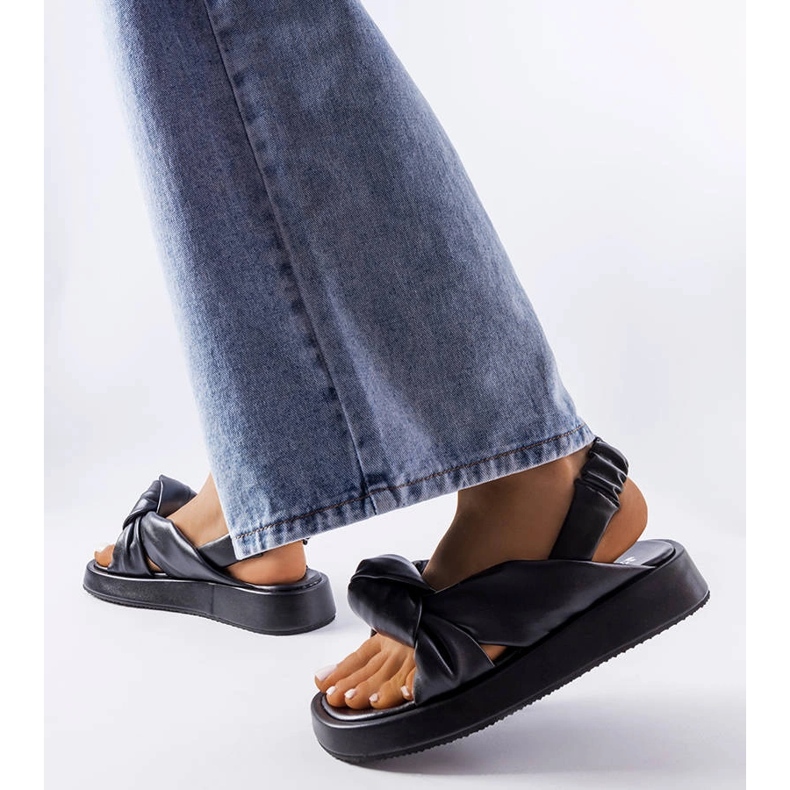 Crne sandale na klin od Clarice crna 2