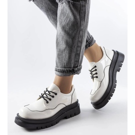 Bijeli brogovi na masivnom Cheshire potplatu bijela 1