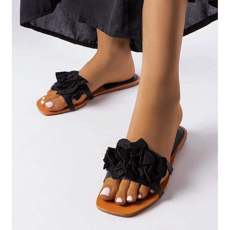 Crne tobogane ukrašene cvijećem s brzaka crna 1