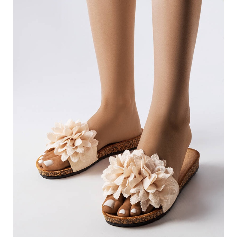 Bež papuče ukrašene Farland cvjetovima 1