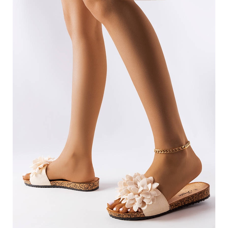 Bež papuče ukrašene Farland cvjetovima 2