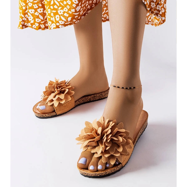 Smeđe papuče ukrašene Farland cvjetovima smeđa 1