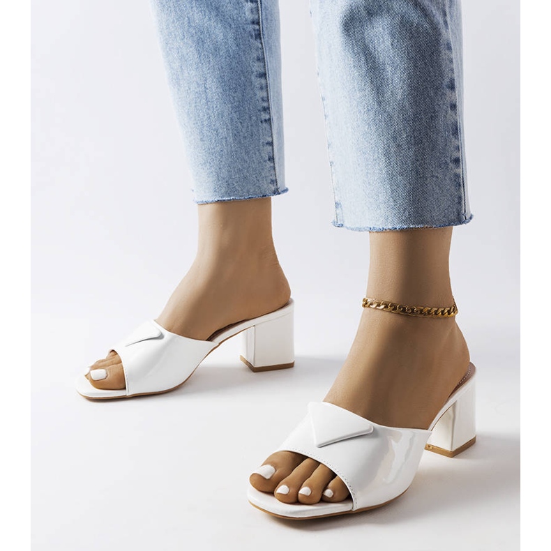 Bijeli lakirani zalisci na stupu Branch bijela 1