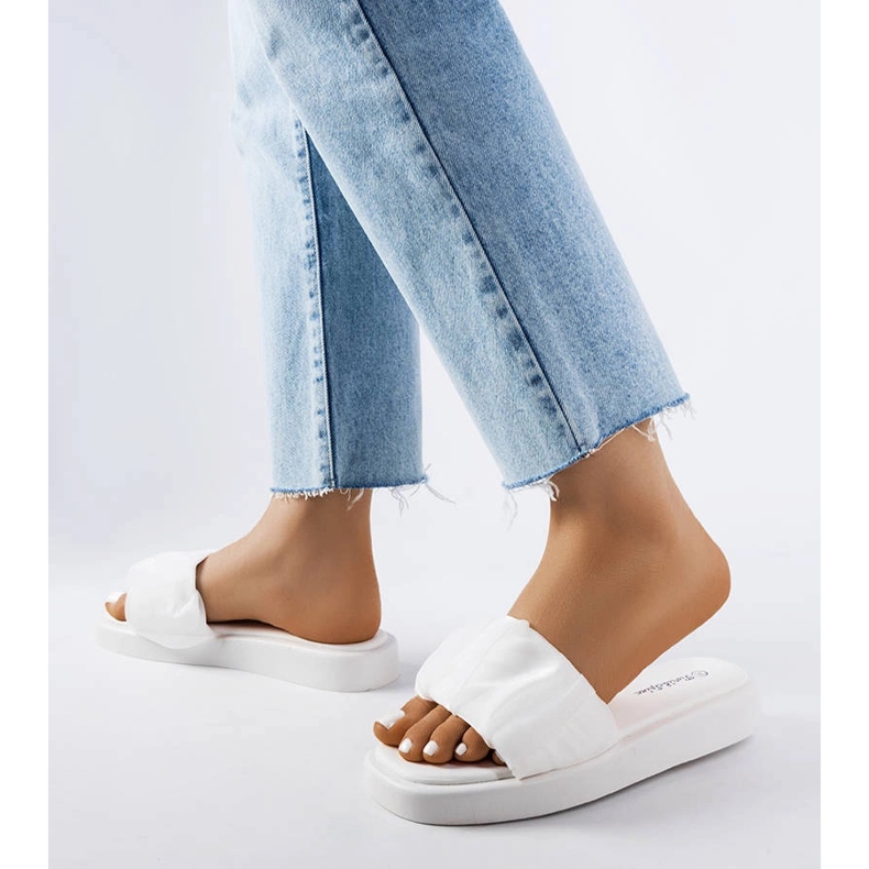 Bijele natikače ukrašene Boulevard volanima bijela 2