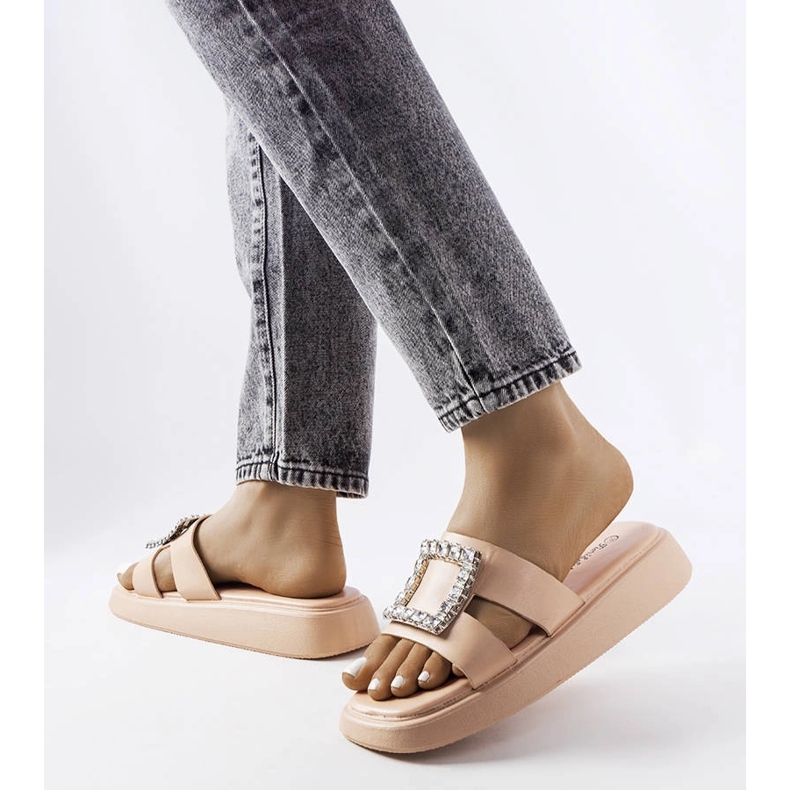 Bež klizači s kamenčićima iz Fusberta 1