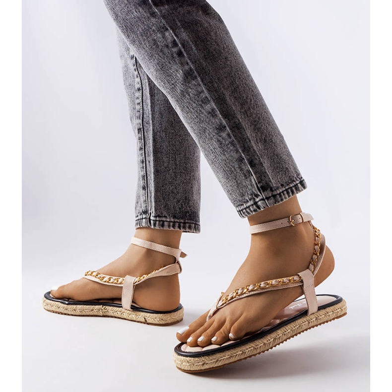 Bež sandale ukrašene lancem iz Varieura 2