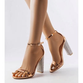 Sandale u boji šampanjca na ukrasnom stupu Rette zlatni 1