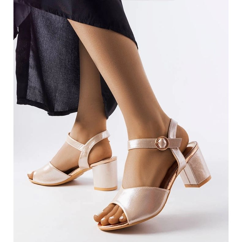 Vinceza Zlatne sandale na Vincezinoj objavi bež 1