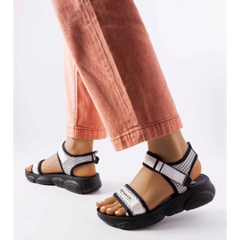 Crno-bijele sportske sandale marke Faribault bijela 1