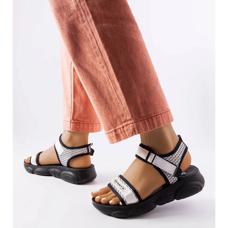 Crno-bijele sportske sandale marke Faribault bijela 1