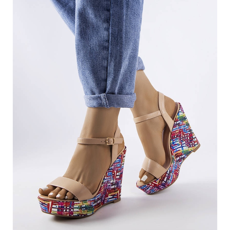 Bež ukrašene sandale na klin iz Fairmonta 1