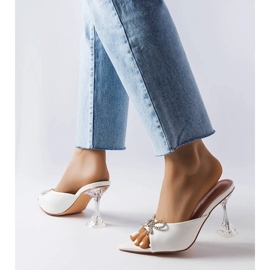 Cadenilla sandale na visoku petu s bijelim kamenčićima bijela 1