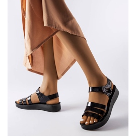 Crne lakirane sandale na klin iz Covillona crna 2