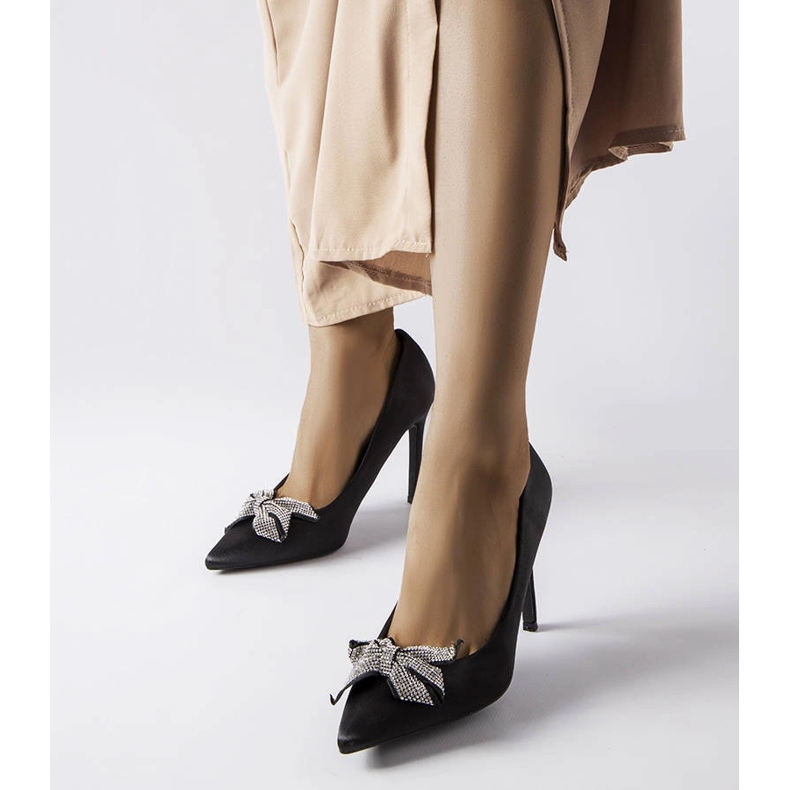 Crne igle sa satenskom završnicom s Mia mašnom crno 1