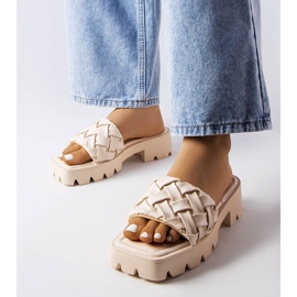 Bež papuče s traktorskim potplatom iz Lore 1