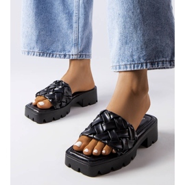 Crne papuče s traktorskim đonom iz Lore crna 1